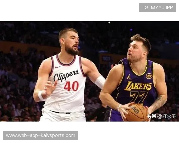 洛杉矶快船对阵洛杉矶湖人：伊维察·祖巴茨冲抢前场篮板，篮板被完爆